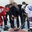 Utkání hvězd KHL: zleva Jašin, Gretzky, Messier, Fetisov, Medveděv a Jágr (foto: sports.ru)