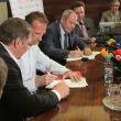 Hašek právě podepisuje smlouvu. (foto: spartak.ru)